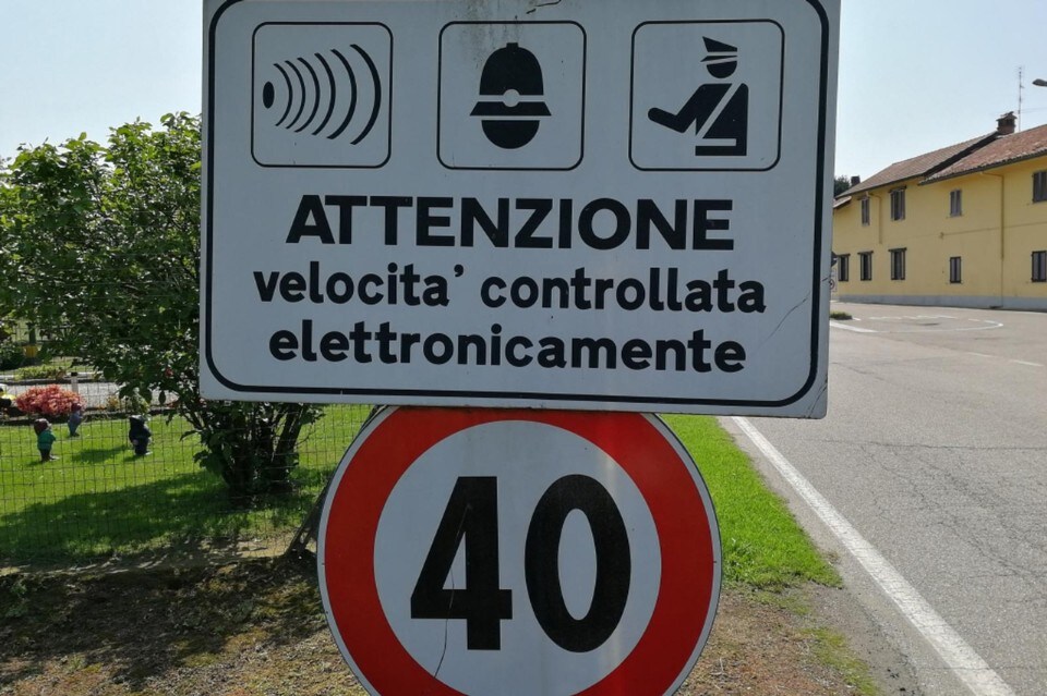 Autovelox: non c'è una distanza minima per i cartelli di segnalazione