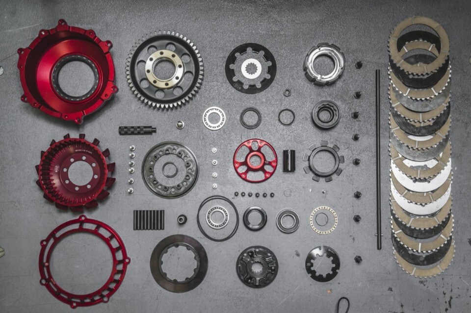 Frizione moto: pregi e difetti dell'asservita e dell'antisaltellamento