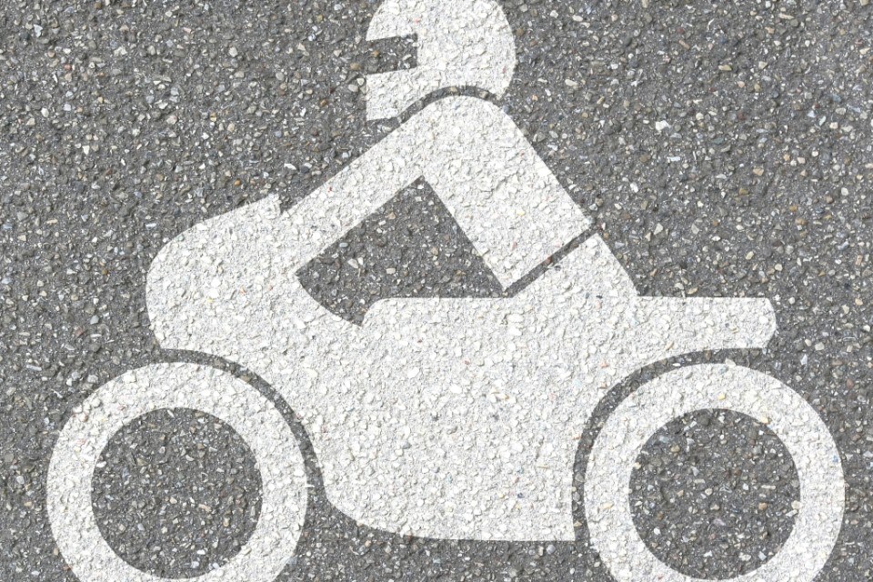 Incidente per colpa di una buca visibile: la colpa è del motociclista