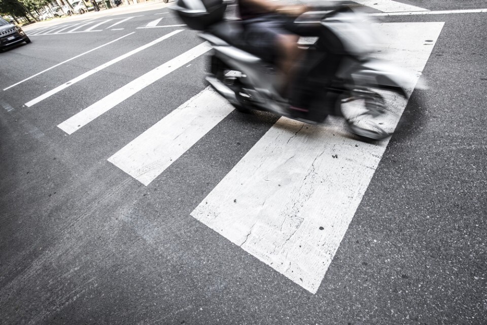 Perché si scivola sulla segnaletica orizzontale?