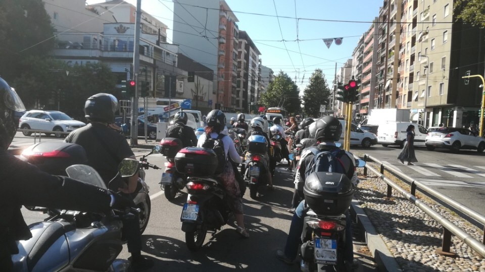 Roma: un motociclista su 4 usa lo smartphone in sella