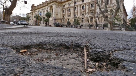 Roma: un motociclista su 4 usa lo smartphone in sella