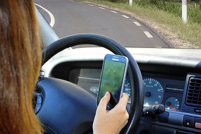 Divieto di cellulare: iniziano i primi distinguo