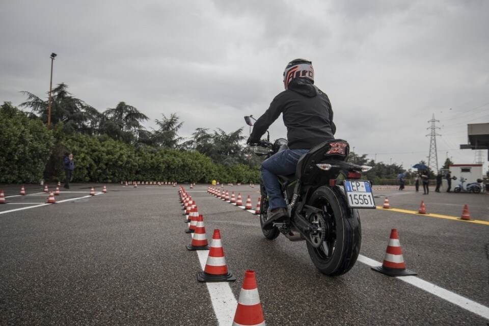 Patente moto: verso l'obbligo per le lezioni di guida?