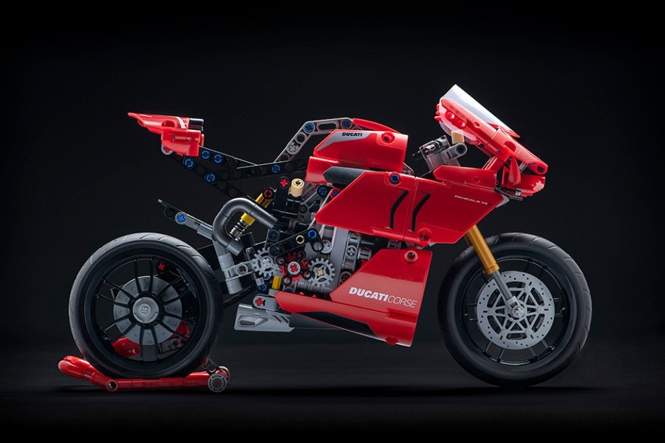 Una Ducati Panigale V4 R fatta di Lego