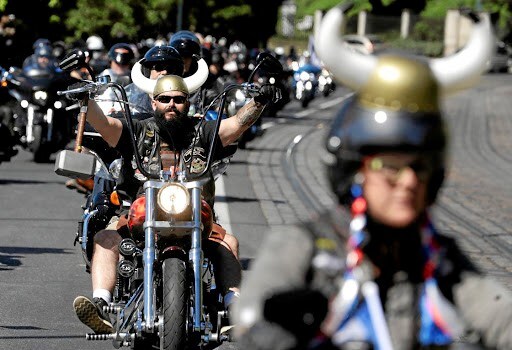 USA: la babele delle regole sul casco