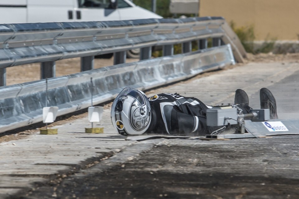 Perché il nuovo ponte di Genova non ha i guardrail salvamotociclisti?
