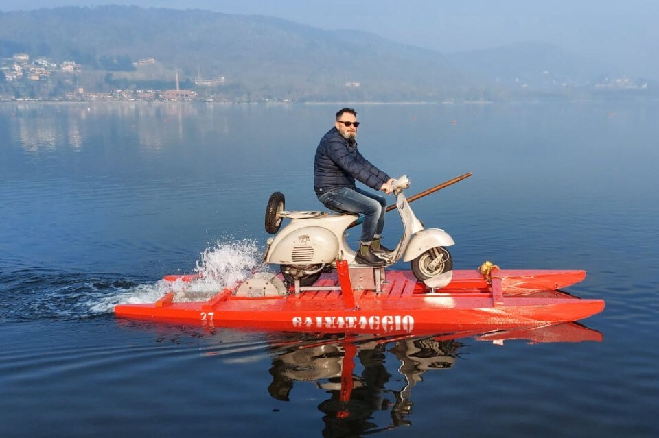 "La traversata per la vita": in Vespa sulle acque del Lago Maggiore