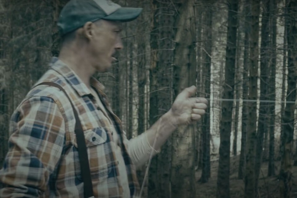 Filo interdentale come cavo contro i motociclisti: bufera sullo spot pubblicitario