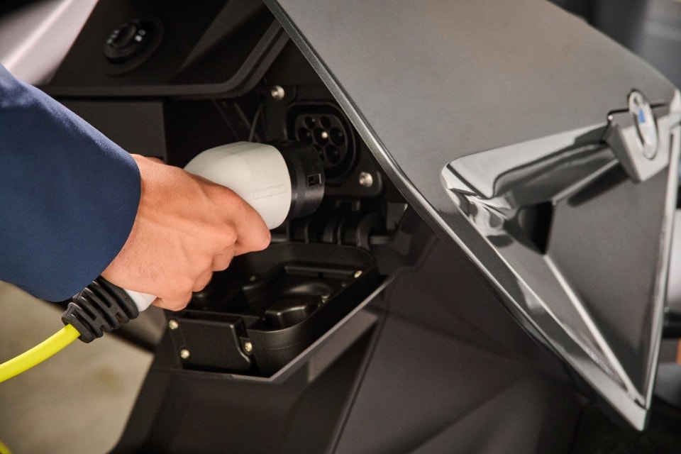 Auto solo elettriche dal 2035. E le moto?