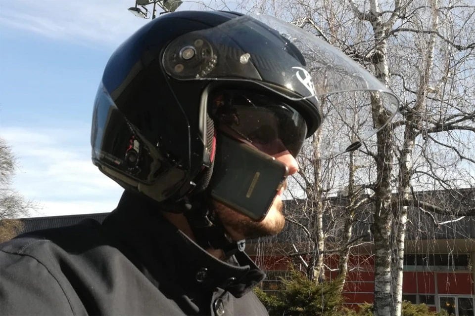 Si può usare il cellulare da fermi quando si è in moto?