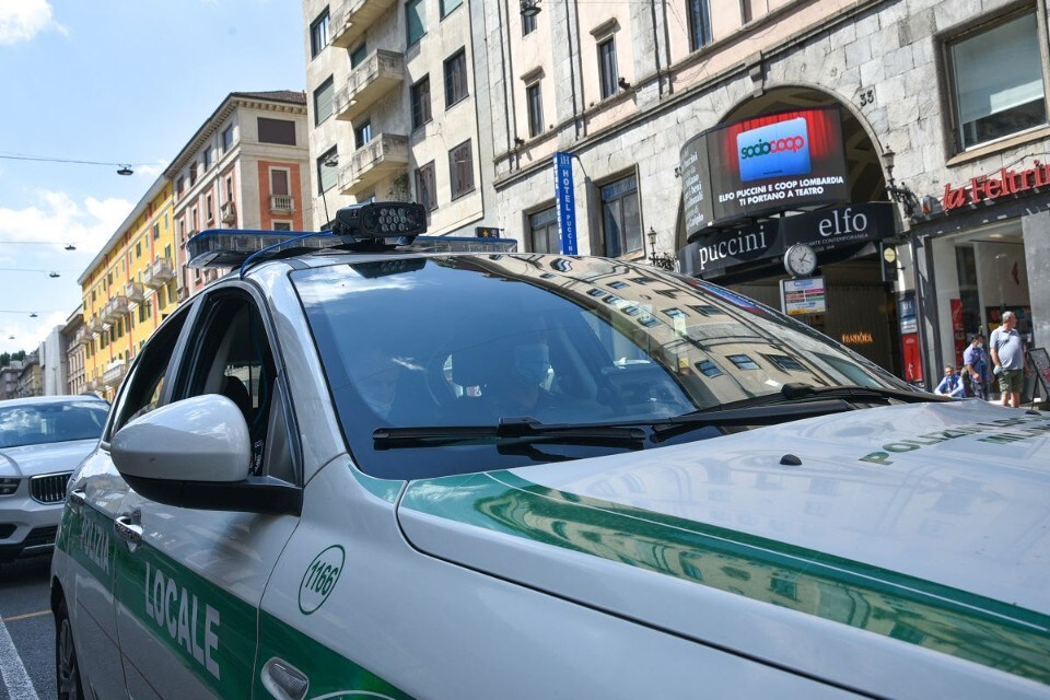 Milano, la polizia locale controlla i furbetti della revisione e dell'assicurazione con l' "occhio di falco"