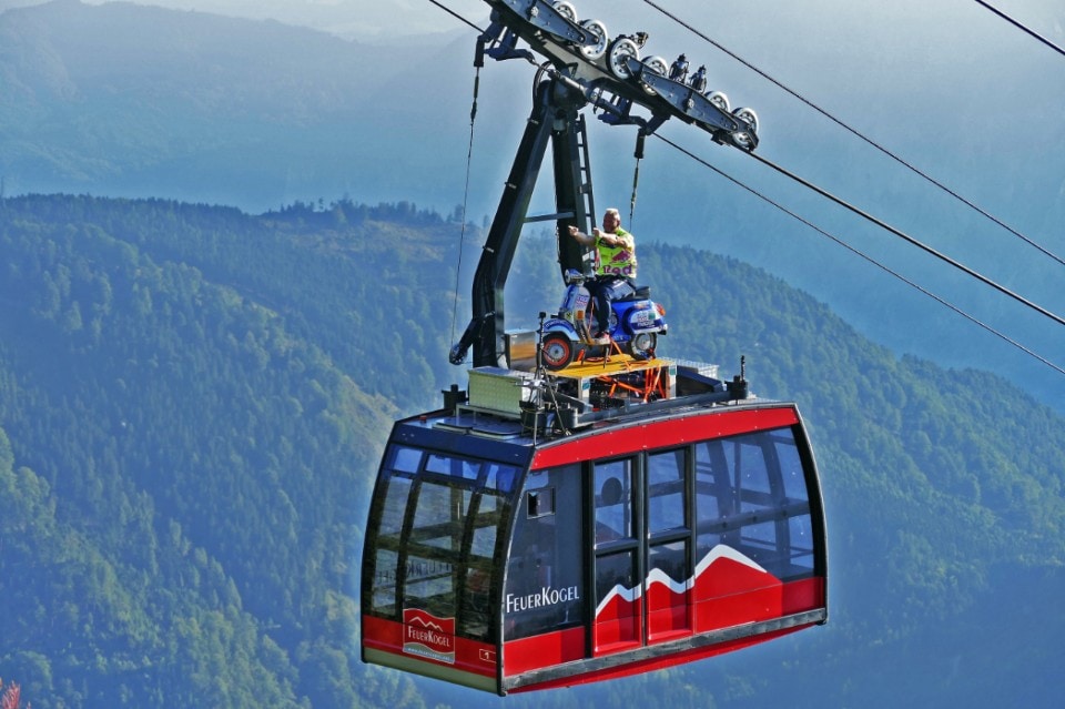 In Vespa (sul tetto) della funivia! 