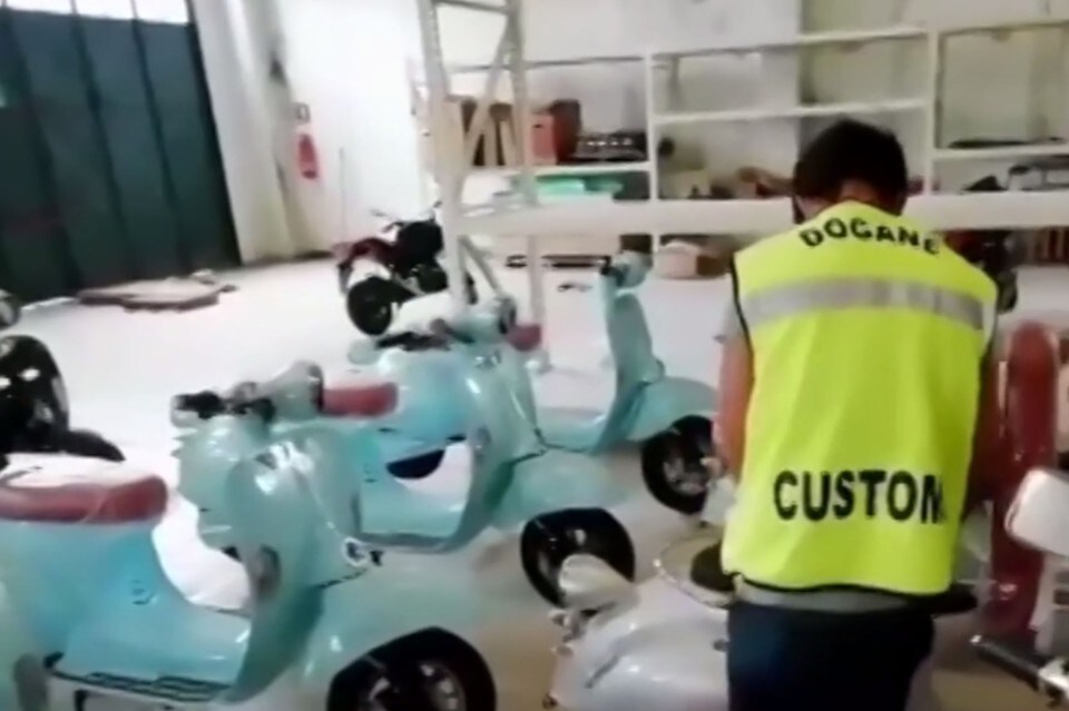 Livorno: sequestrate decine di false Vespa