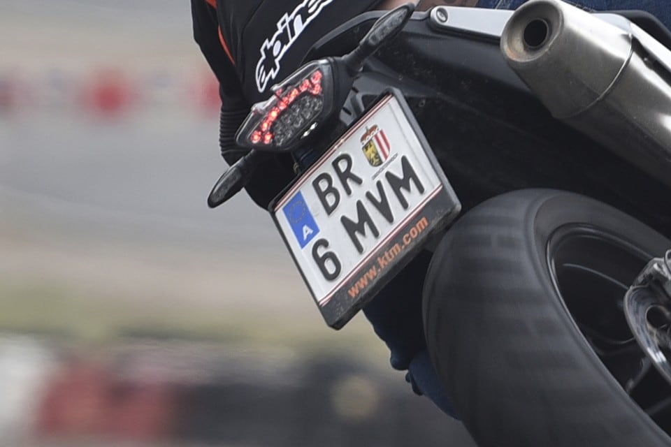 Moto con targa straniera: le nuove regole