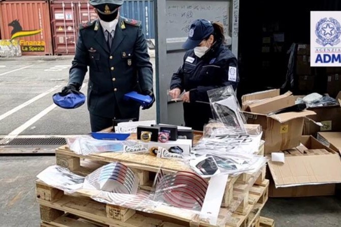 Allarme contraffazione: sequestrati a La Spezia migliaia di pezzi di ricambio taroccati 