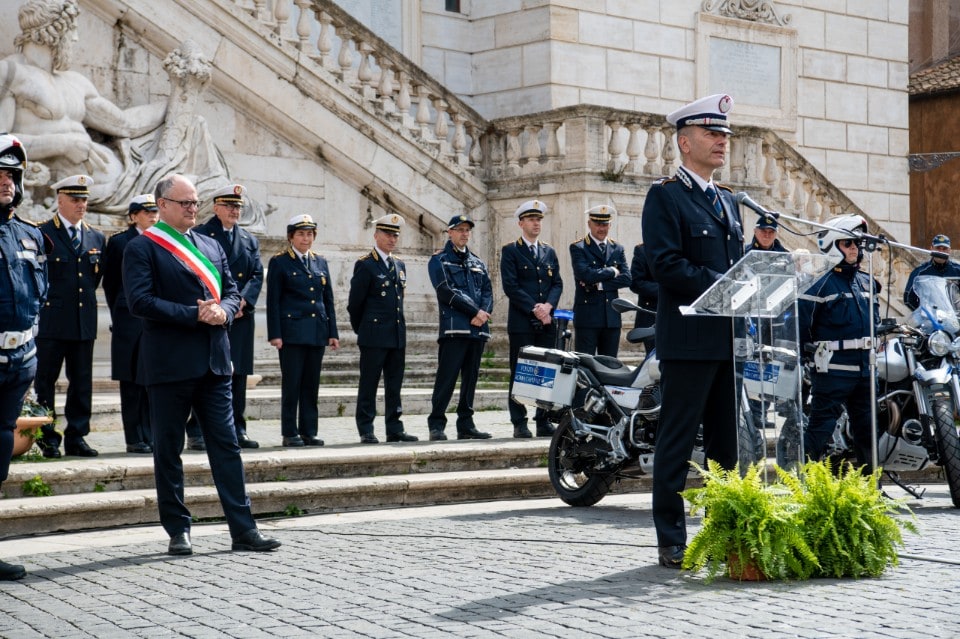 (100) Moto Guzzi V85 TT per la Polizia Locale di Roma 