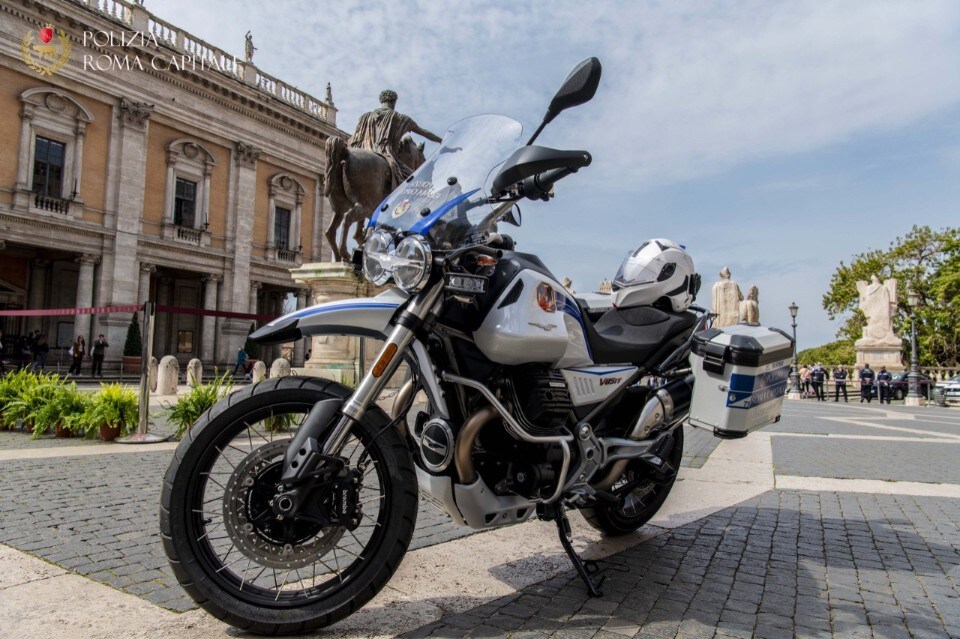 (100) Moto Guzzi V85 TT per la Polizia Locale di Roma 