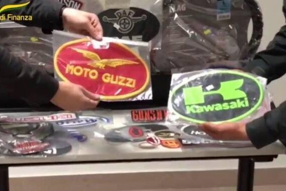 Maxi sequestro di accessori moto contraffatti