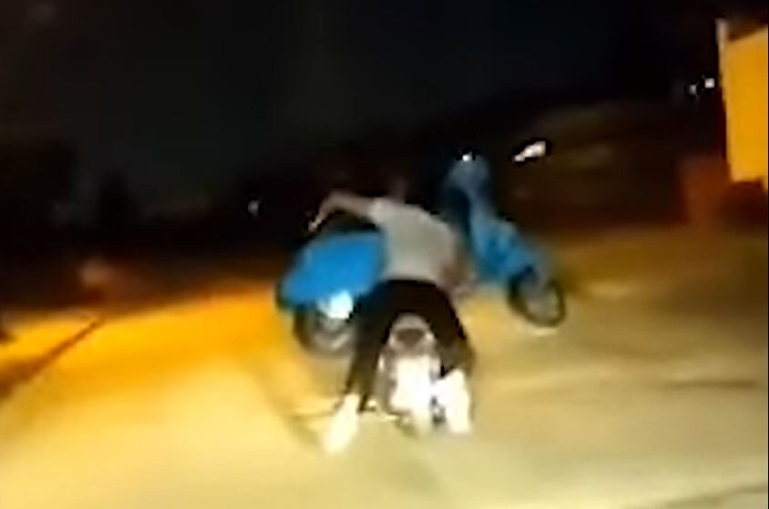 Cose da pazzi nel Napoletano: una Vespa trasportata su uno scooter