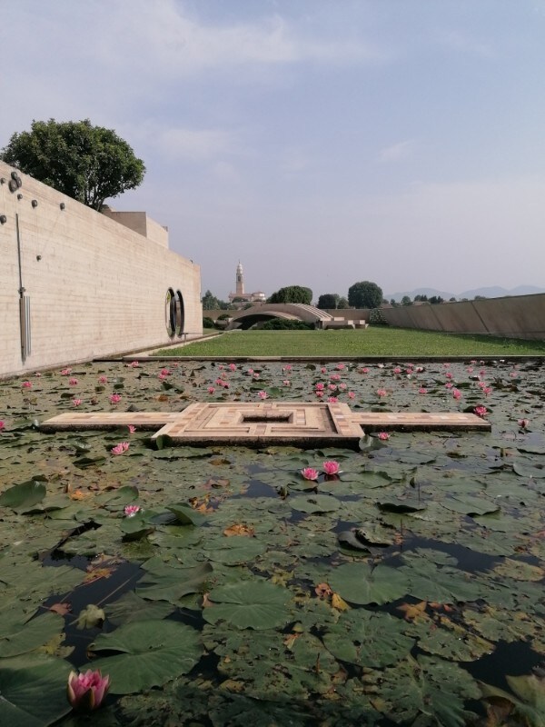 Triumph Adventure Experience: quando la moto va a braccetto con l'architettura