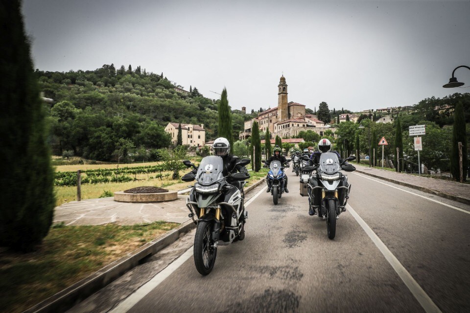 Triumph Adventure Experience: quando la moto va a braccetto con l'architettura