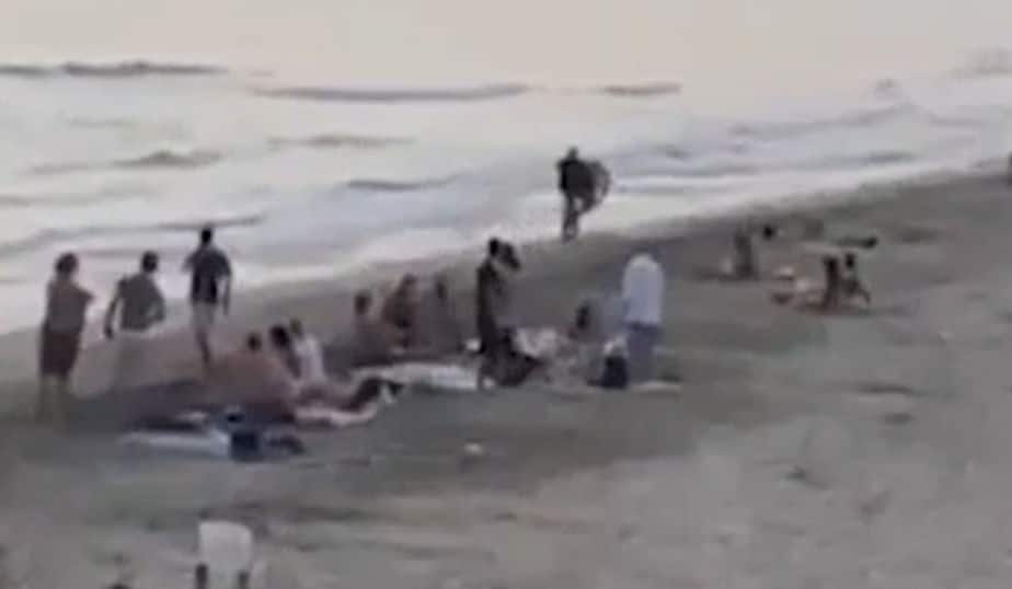 Scampia, una torre umana in sella a uno scooter