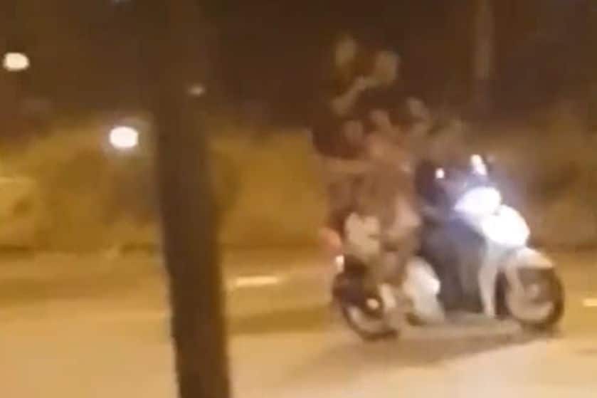 Scampia, una torre umana in sella a uno scooter