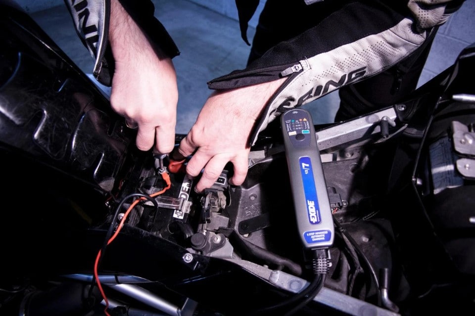 Batteria moto scarica: cause, manutenzione e rimedi 