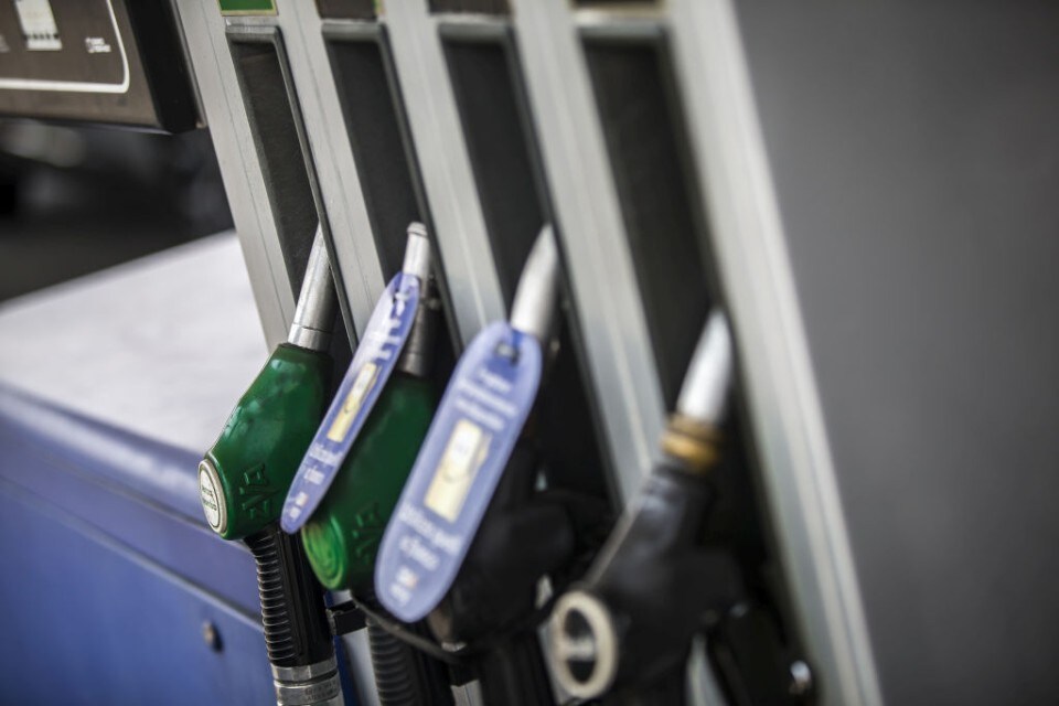 La benzina sfiora i 2 euro, il governo valuta l'intervento