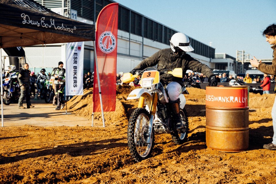 Deus Swank Rally Winter. L’enduro sciccoso tra i padiglioni di Motor Bike Expo
