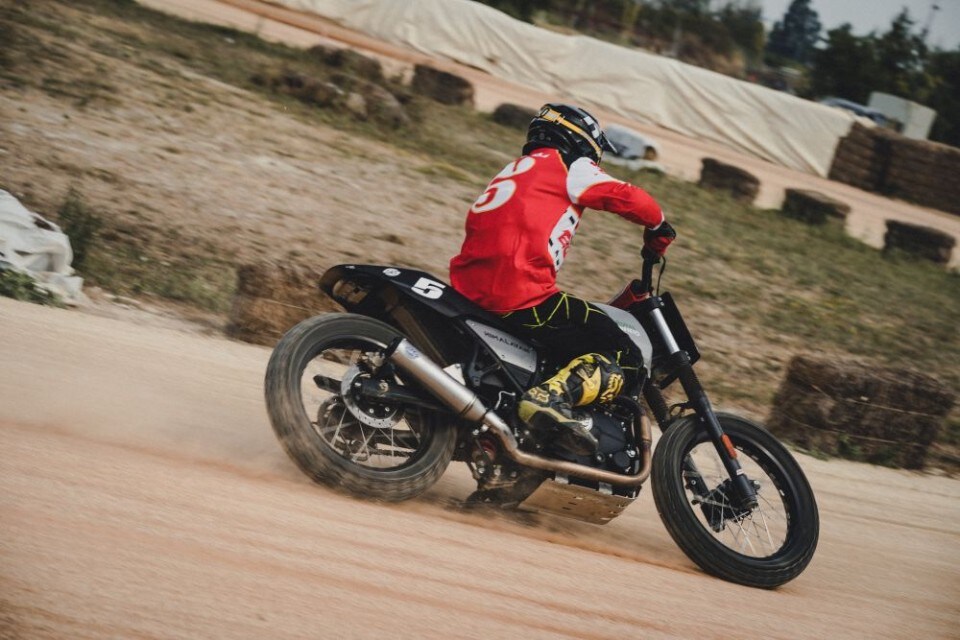 Flat Track, un trofeo per le Royal Enfield Scram 411