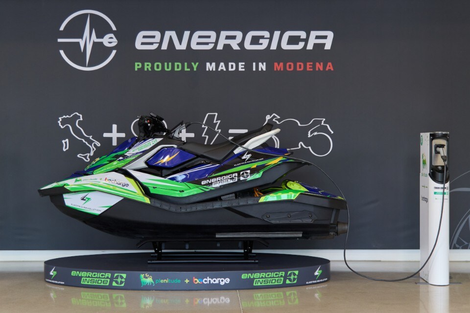 Plenitude ed Energica presentano la moto d’acqua elettrica