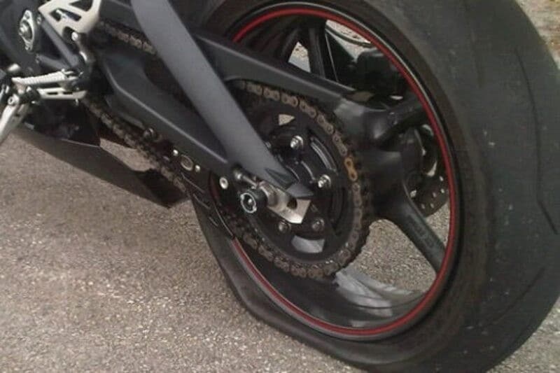 Come riparare una gomma forata lungo la strada?