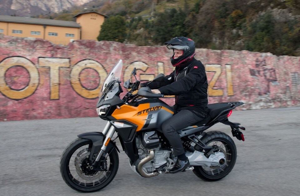 Il presidente della Repubblica Ceca Petr Pavel prova la Moto Guzzi Stelvio