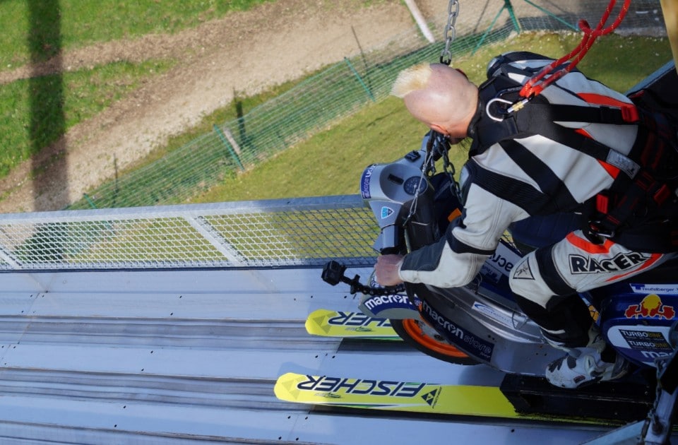 Günter Schachermayr vola dal trampolino con la Vespa