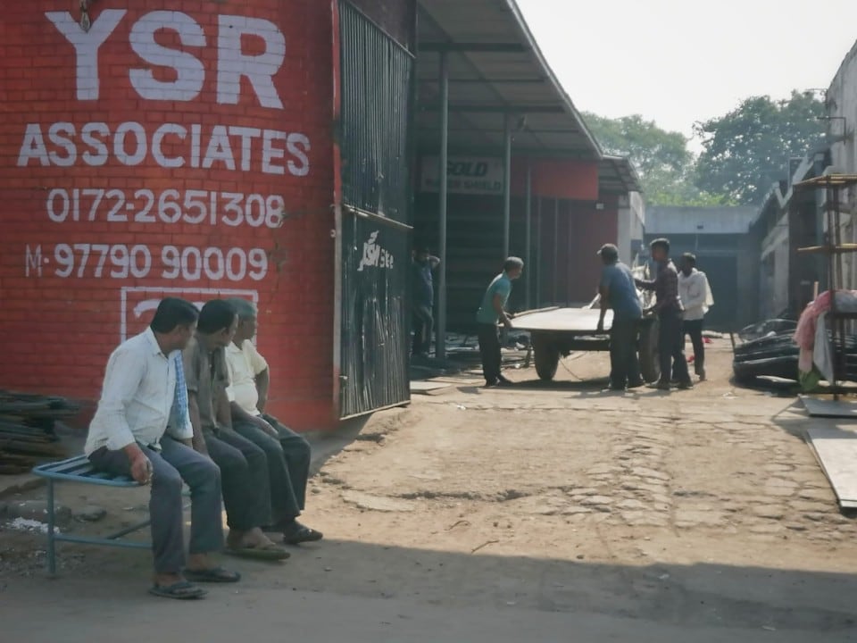 Ecco com'è guidare in moto in India senza lasciarci le penne