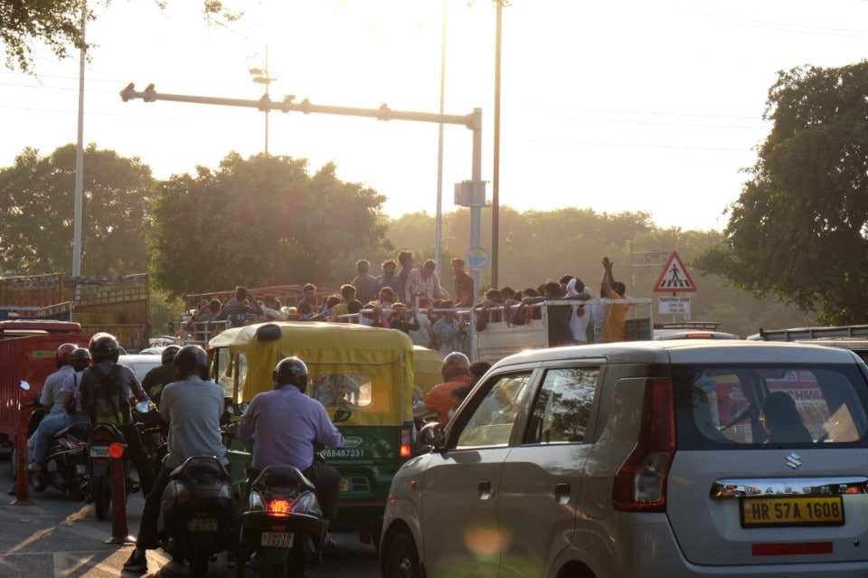 Ecco com'è guidare in moto in India senza lasciarci le penne