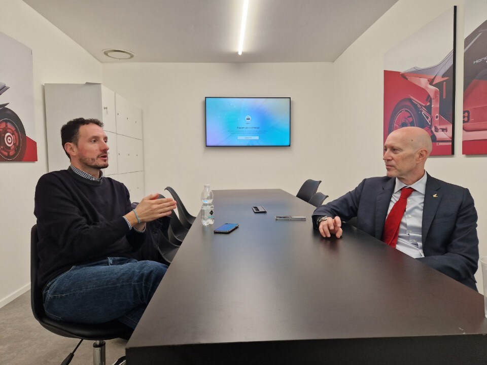 William Armuzzi (a destra) intervistato da Dueruote