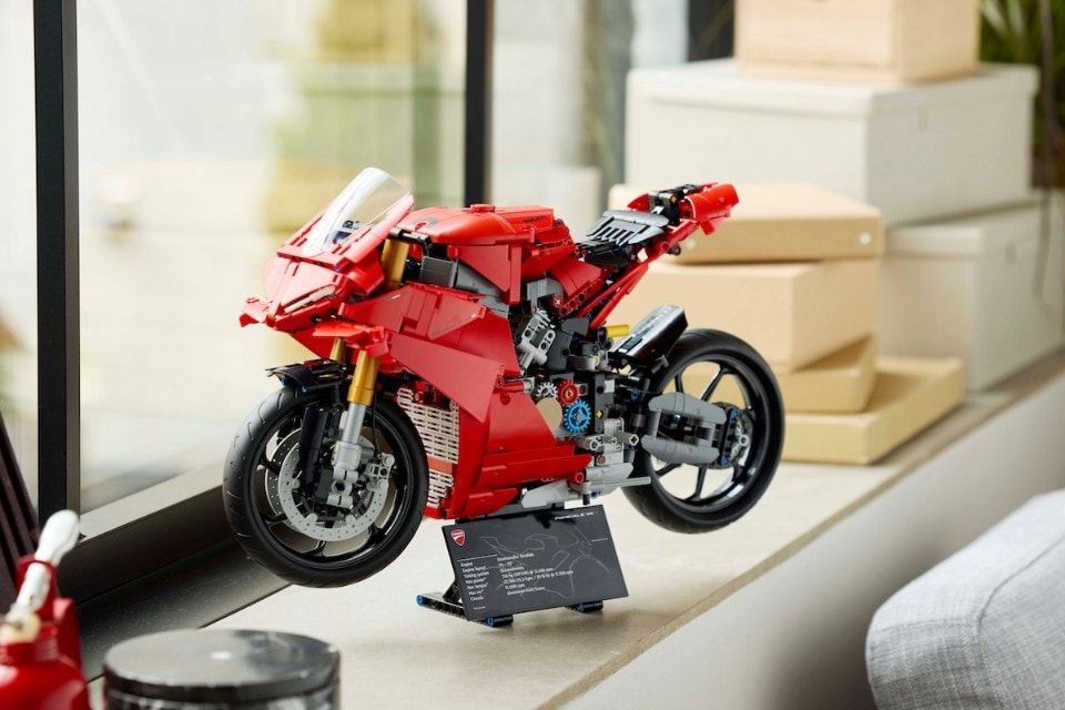 Una Ducati Panigale V4 S fatta di Lego