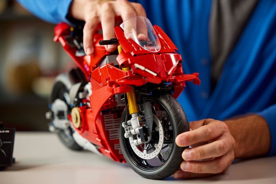 Una Ducati Panigale V4 S fatta di Lego