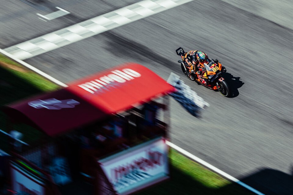 All’asta la KTM RC16 da record di Brad Binder