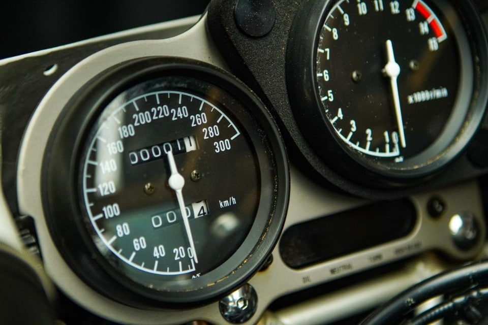 All’asta una Yamaha FZR750R OW-01 del 1990 ancora in cassa