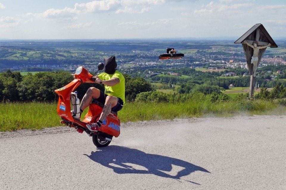 Il numero da circo di Guenther Schachermayr: scalata in impennata e alla cieca