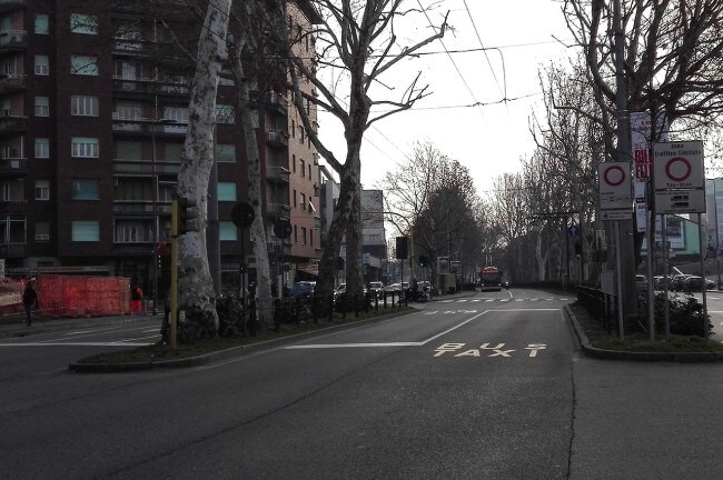 Viabilità Milano: moto e scooter nella corsia preferenziale della Cerchia dei Navigli 