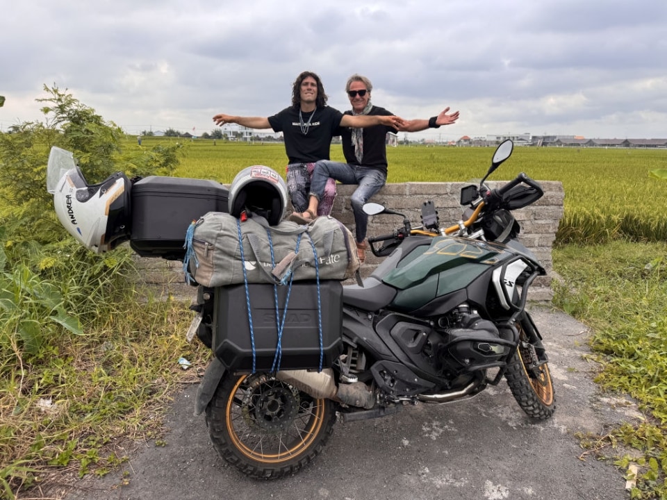 BMW Motorrad e I Bambini delle Fate: il viaggio in Indonesia diventa un cortometraggio