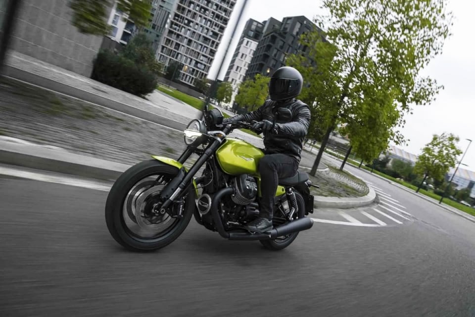 Motori accesi a Roma: parte il tour gratuito firmato Aprilia e Moto Guzzi