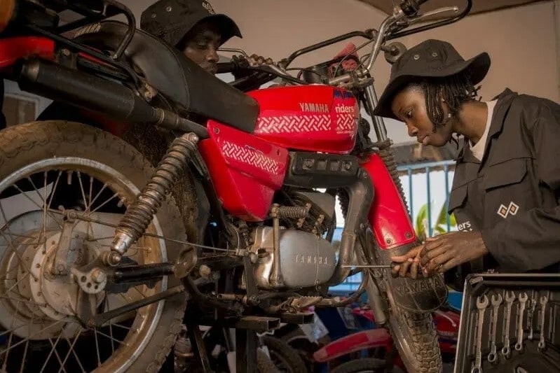 Il presidente di Yamaha Motor Europe visita Riders for Health in Gambia