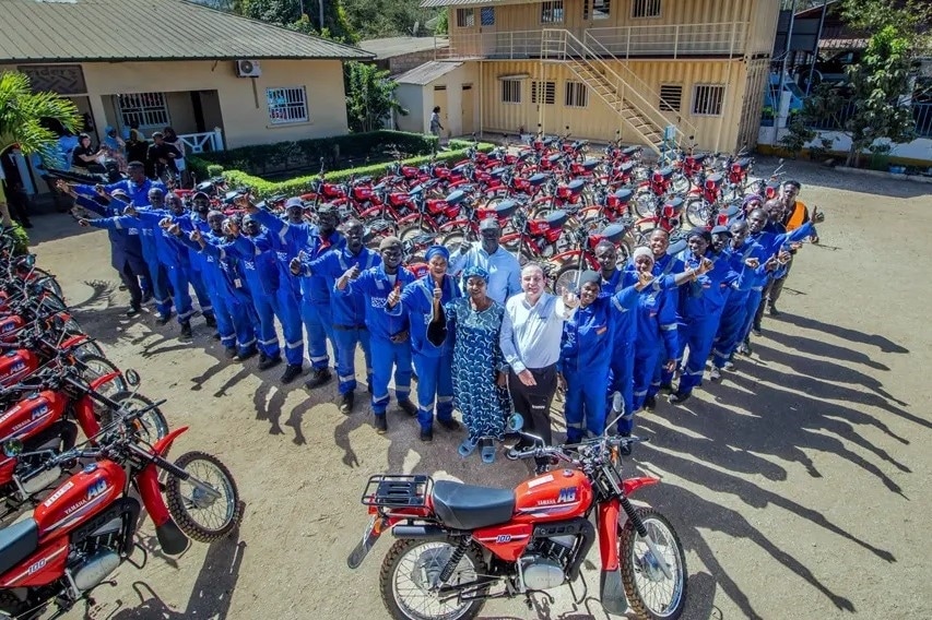 Il presidente di Yamaha Motor Europe visita Riders for Health in Gambia