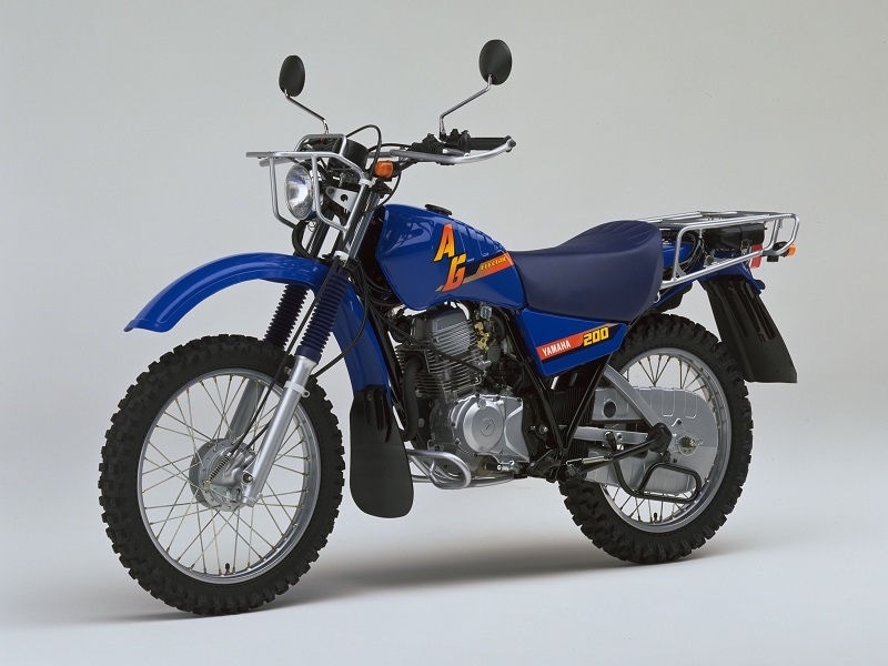 Indistruttibile e non consuma niente: scopriamo la Yamaha AG 200, la moto "da battaglia" che spopola in Africa